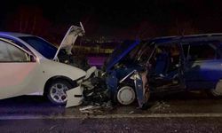 İki araç kafa kafaya çarpışt: 3’ü çocuk 9 yaralı!