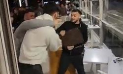 Kafede korku dolu anlar... Gençler birbirine girdi, müşteriler kaçıştı!