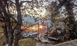 Karabük’te korkutan yangın: Ahşap ev küle döndü, 5 kişi dumandan etkilendi