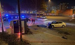 Kayseri’de dehşet anları! Otomobil servise çarptı, araç yan yattı