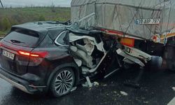 Keşan’da feci kaza: Otomobil tıra çarptı 3 kişi yaralandı