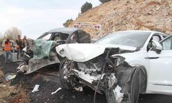 Konya Beyşehir’de feci kaza: iki otomobil çarpıştı, 1 ölü 3 yaralı