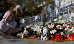 Novi Sad faciasının yıldönümünde on binlerce kişi hükümeti protesto etti