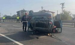 Pamukova’da otomobil takla attı: 2 kişi yaralandı