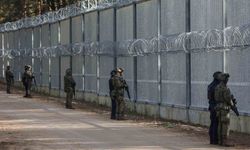 Polonya, Belarus sınırına ikinci bariyeri örüyor: 4 metrelik tel duvar 2026’da tamamlanacak