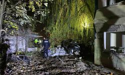 Sakarya’da feci kaza! Araçlar bariyerleri aşarak bahçeye düştü