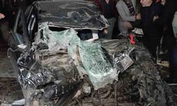 Tokat’ta feci çarpışma! Otomobil tır dorsesine saplandı