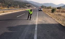 Trafik polisi kaza sonrası yolu kendi elleriyle temizledi
