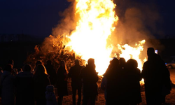 Kamp ateşinin etrafında toplanıp arabada sinema keyfi yaptılar