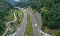 Bolu’da yol bir anda yok oldu: Heyelan ulaşımı kilitledi