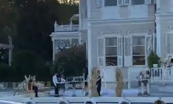 Yalı davetinde beklenmedik anlar! Tekneden müzik yayını şaşırttı