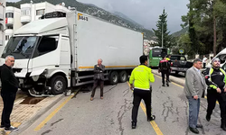 Fethiye’de kamyon öğrenci servisine çarptı: 1 öğretmen ve 21 öğrenci yaralandı