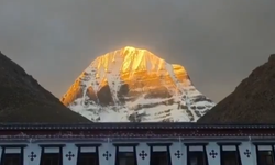 Kailash Dağı gün doğumunda altın renge büründü