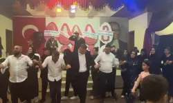 Tepkiler çığ gibi... Türkiye yastayken belediye başkanı halay çekti!