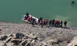 Van Gürpınar'da araç Zernek Barajı'na uçtu: 2 kişi ölü çıkarıldı