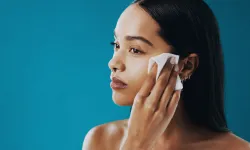 Günlük rutinde gizli tehlike: Makyajı böyle çıkarıyorsanız cildinize zarar veriyorsunuz!