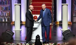 Sahnede duygusal anlar: Bilal Erdoğan Cumhurbaşkanı Erdoğan’ın elini öptü