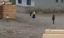 Mahalleli yürümeye korkuyor: Yoldan geçen herkese taş atıyorlar!