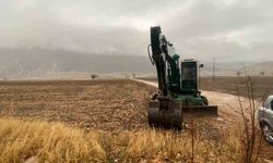 DSİ’ye ait kepçeyi çalıp define aradılar!