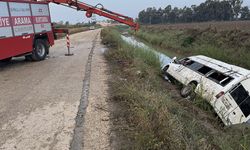 Adana’da tarım işçilerini taşıyan minibüs kanala devrildi: 18 yaralı var!