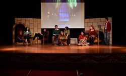 Ankara Üniversitesi'nde sahne ışıkları yandı: "Muziplik Tamamlandı" oyunu seyirciyle buluştu!