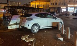 Ankara’da tehlikeli virajda bir kaza daha: Otomobil Tezveren Sultan Türbesi’ne çarptı!