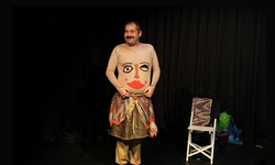 Baskının gölgesinde aşk ve kahkaha: “Fotoroman Kralı” Ankara’da sahneye geliyor!