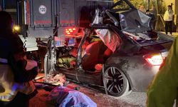 Adana’da lüks otomobil kamyona ok gibi saplandı: 1 ölü, 2 yaralı