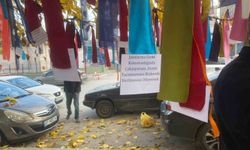 Ankara’da memurlar bakanlığın önündeki ağacı 'dilek ağacı'na çevirdi!