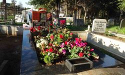 Güllü’nün kabri güllerle donatıldı: Sevenleri mezarı başında dualarla andı