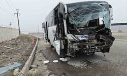 Kayseri’de işçi servisi tıra çarptı: Çok sayıda yaralı var!