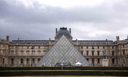 Louvre'da skandal: Su sızıntısı 400 nadir kitabı kullanılamaz hale getirdi
