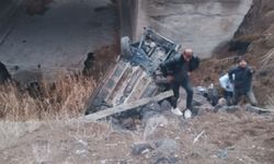 Sivas-Malatya yolunda ölüm yolu: Otomobil köprü altına düştü