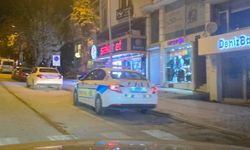 Yan bakma kavgasında kan döküldü! Bacağına saplanan bıçağı çıkartıp karşısındaki kişiyi bıçakladı!