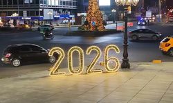 Ankara Kızılay’da yeni yıl atmosferi: Meydan ve Sakarya Caddesi Yılbaşı Süsleriyle Canlandı