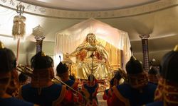 Bu 120 kiloluk heykelin tamamı saf altından yapıldı! Üstelik arkanızı dönmeniz yasak