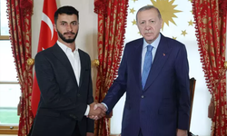 Cumhurbaşkanı Erdoğan, Filistinli yönetmen Basel Adra’yı Dolmabahçe’de kabul etti