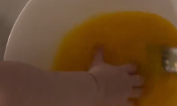 Krep yapımına yardımcı olan minik yardımcı!  Bebeğin görüntüleri ilgi gördü