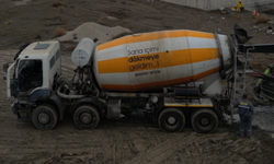 Ankara'da bir firmanın beton mikserlerinin üzerine yazdığı özlü sözler gündem oldu