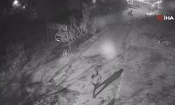 Altın çantasıyla evine girmek isteyen yaşlı adam gasp edildi: Dehşet anları kamerada!