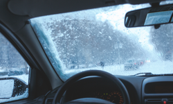 Kış sabahlarının kâbusu tarihe karışıyor: İşte buz tutan camlar için rratik çözüm!