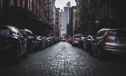 Ankara'da kangrenleşen park sorunu... Araçlar kaldırımda, yayalar yolda!