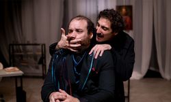 “Arzuları Yerine Getirme Müdürlüğü” sahnede: Bürokrasiye kara komedi aynası