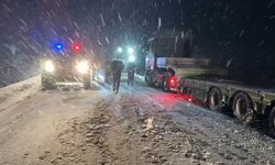 Yoğun kar hayatı felç etti: Polis ve jandarma mahsur kalan vatandaşlar için seferber oldu