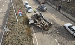 Ankara’da köprü altında tehlikeli anlar: Tırdaki kepçe yola düştü, facia son anda önledi
