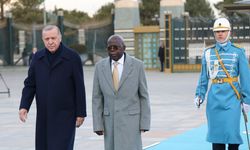 Ankara’daki törende talihsiz anlar: Nijerya Cumhurbaşkanı Tinubu yere düştü!