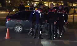 Antalya’da film gibi kovalamaca: polisten kaçan sürücü 4 araca çarpıp refüje girdi