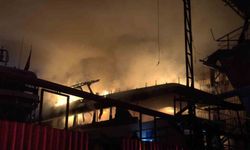 Fethiye’de tersanede korkutan yangın: Ahşap tekne alevlere teslim oldu