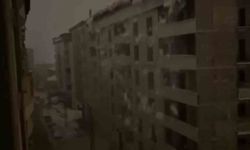 Şemdinli’de çatı çığı kamerada: Dev kar kütlesi elektrik direklerini devirdi