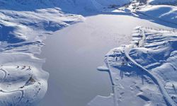 Sivas’ta dondurucu soğuklar Yıldız Göleti’ni tamamen dondurdu